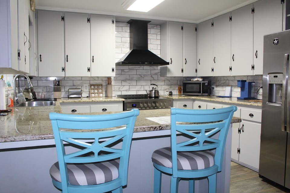 Fully Equipped Gourmet Kitchen with Breakfast Bar for Your Dining Experience