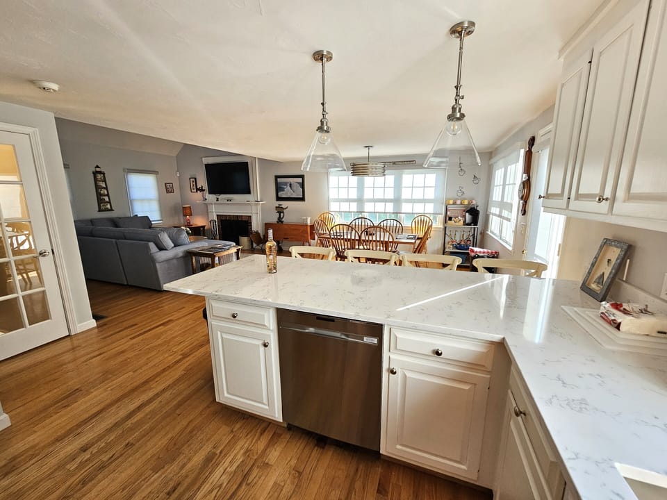 Kitchen & Dining