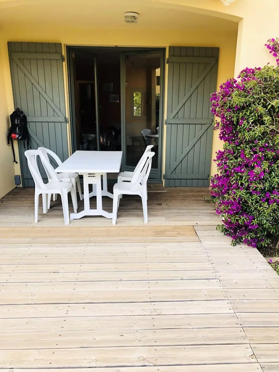 Outdoor dining