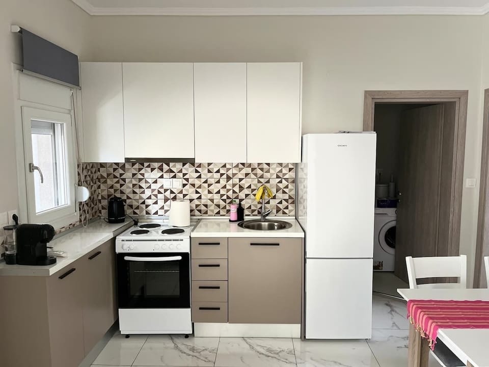 Fully Equipped Modern Kitchen with Ample Storage