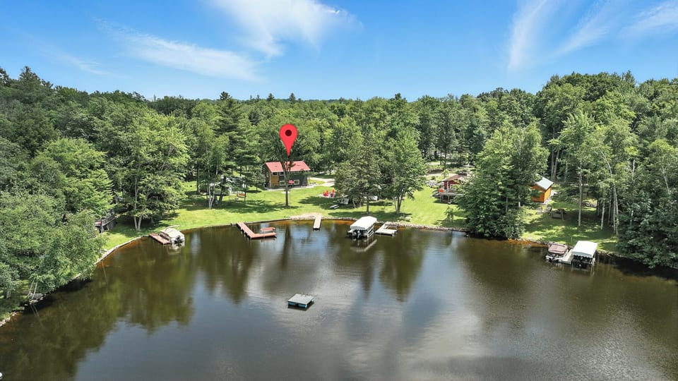 Sandbar Resort is situated right on the beautiful waters of Chute Pond