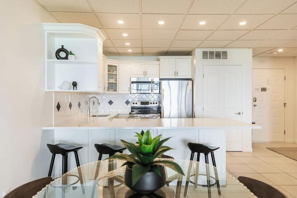 Experience seamless living! This expansive open-plan space effortlessly connects the comfortable living area, charming dining spot, and fully equipped kitchen, perfect for group gatherings.