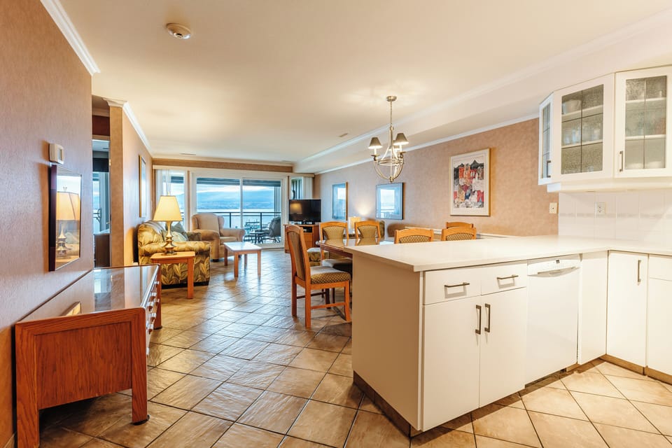 This open and airy layout is perfect for families and groups. Plenty of room to gather, dine, and unwind while taking in the stunning views.