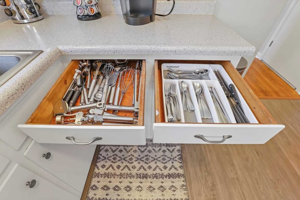 Plenty of utensils 