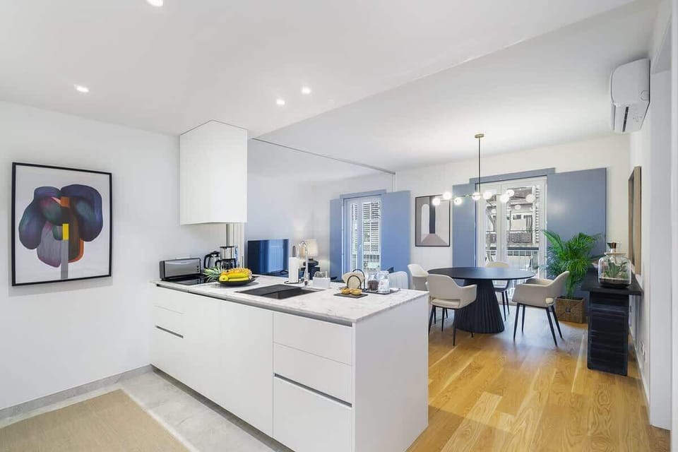 Modern and bright open-plan apartment with a fully equipped kitchen, dining table. 