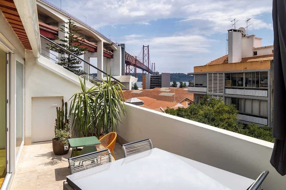 Amazing 25 Abril bridge view in the morning and evenings.
Table for 4 seating and kids seatings to have their own place!