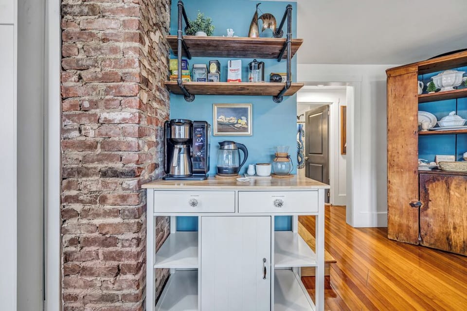 Coffee and tea bar