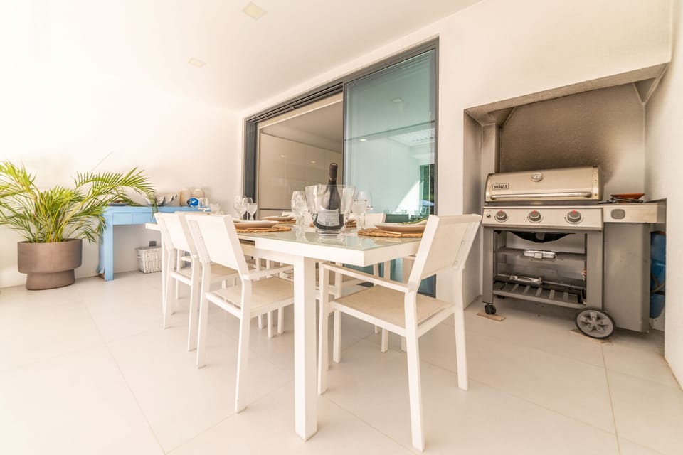 Modern outdoor dining and built-in barbecue area — Villa Maria, holiday villa in Herdade de Aroeira