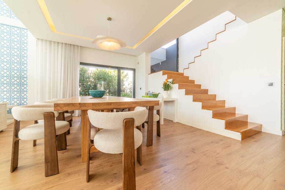 Bright open-plan dining area with wooden staircase — Villa Maria, holiday villa in Herdade de Aroeira