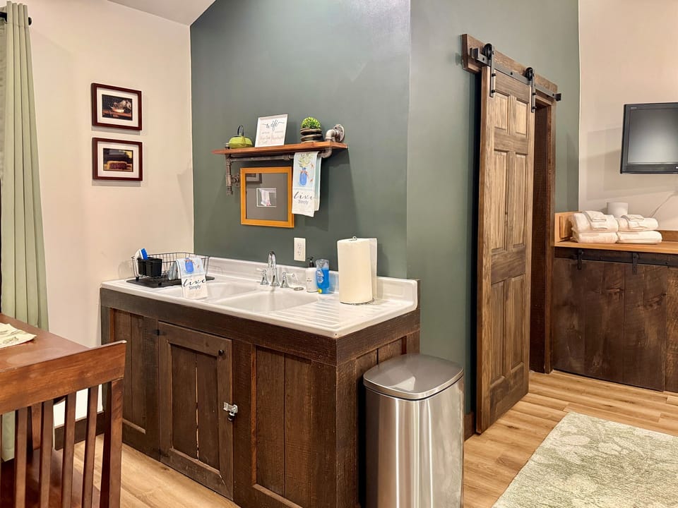 Cottage Kitchenette