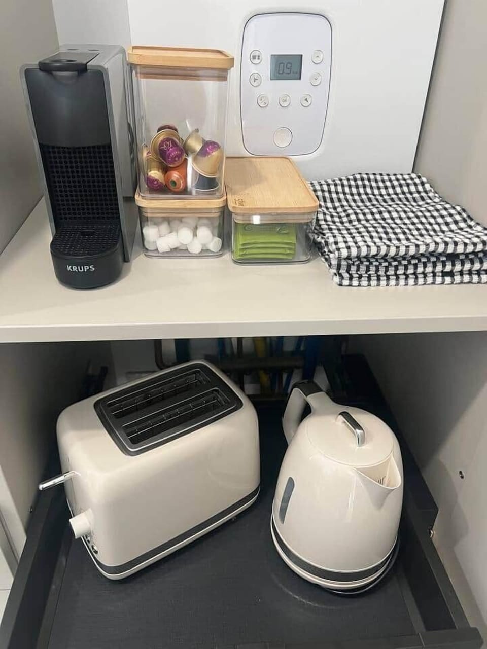 Machine à café Nespresso
Bouilloire 
Grille-pain