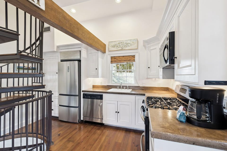 Array_122KingstonRd-97