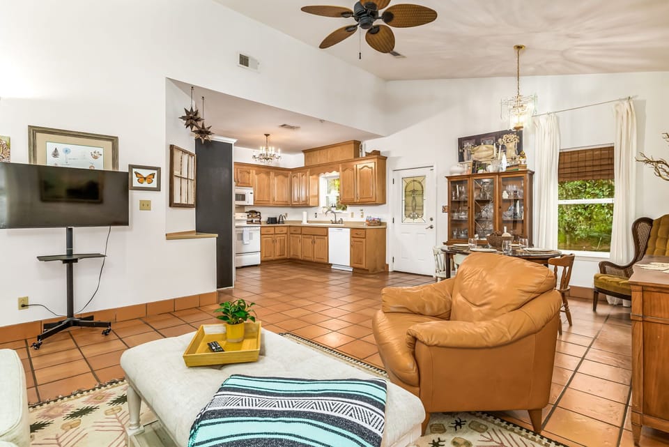 Open floor plan to kitchen, lving & dining area
