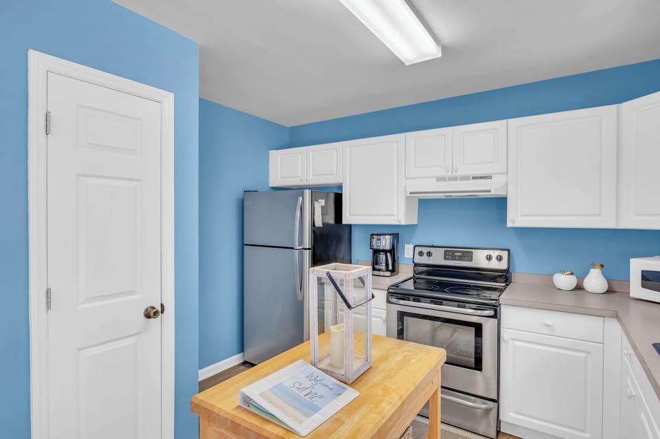Well stocked kitchen (coffee pot, toaster, blender, pots/pans, dinnerware, utensils, cooking sheets, & more)