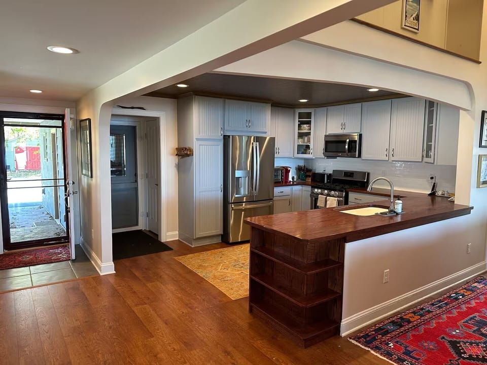 Fully-equipped, open-plan kitchen