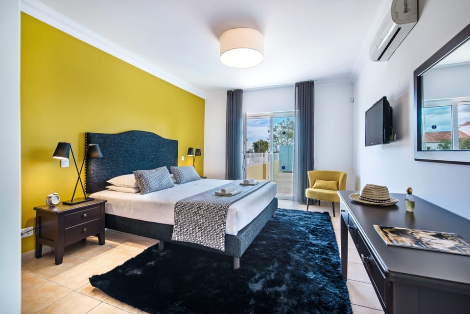 Kingsize bedroom leading to pool