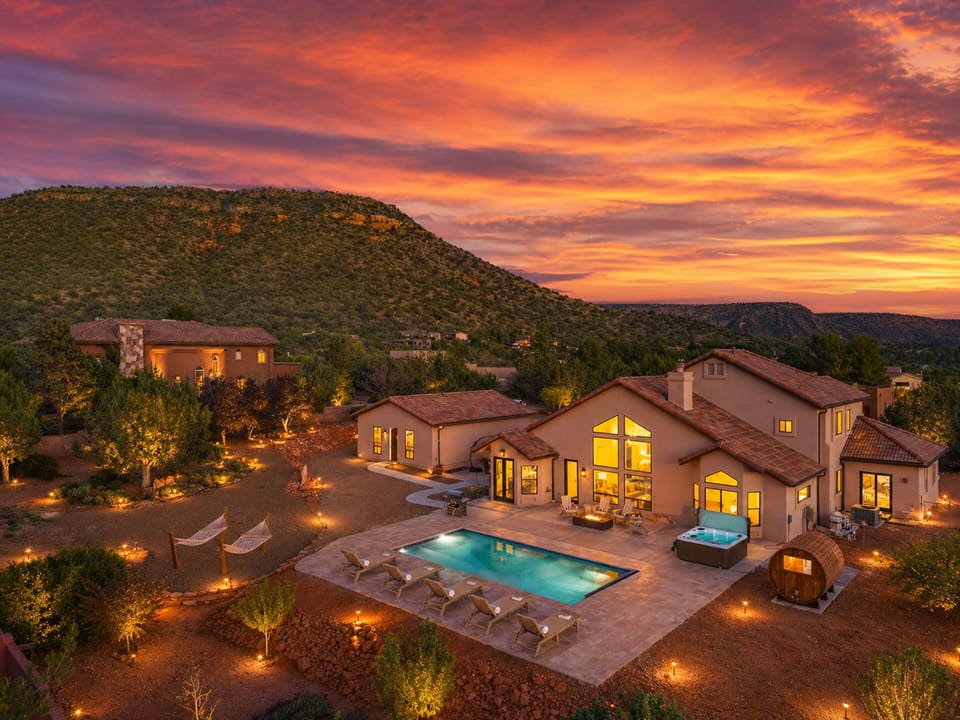Your Sedona oasis with views of Bell, Cathedral, Courthouse Rock!