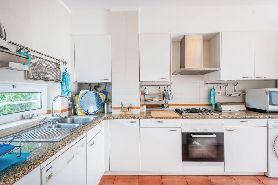 Fully equipped kitchen with washing machine and dishwasher.