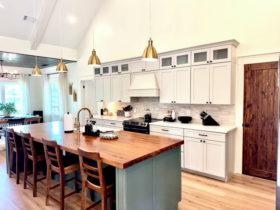 Kitchen (seats 4 at island)