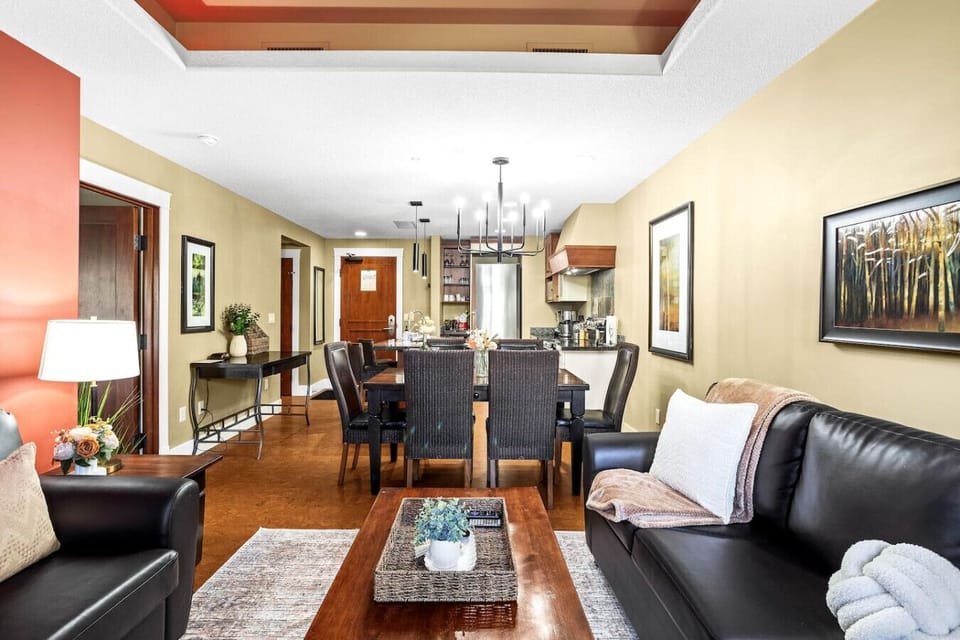 Fully equipped kitchen and dining table.