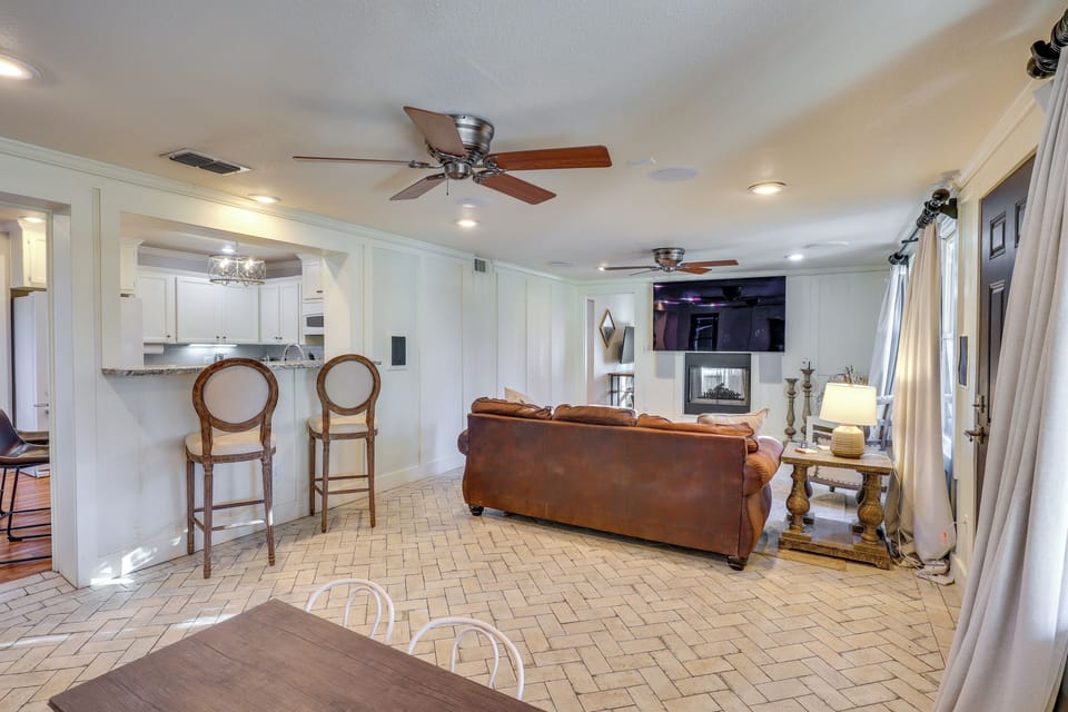 Living Room | Smart TV | Free WiFi | Fireplace