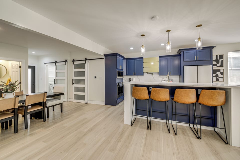 Breakfast Bar Dining Area | 1st Floor