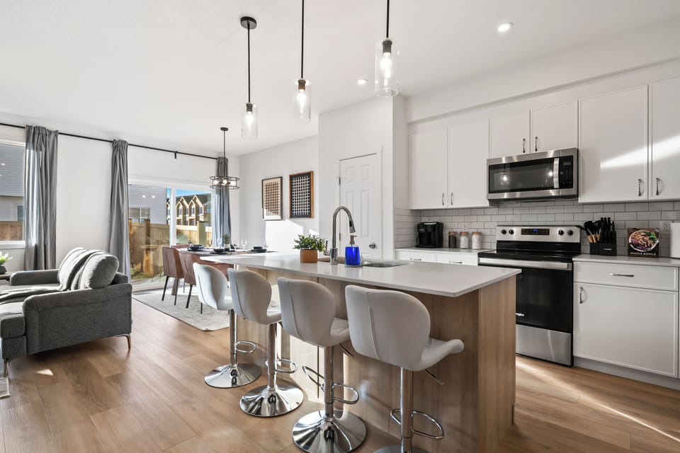 This location is ideal for guests visiting Edmonton’s biggest attractions:
- West Edmonton Mall – Shopping, dining, Waterpark, Galaxyland & entertainment
- Lewis Farms Recreation Centre – Pools, fitness & skating
- River Cree Resort & Casino 