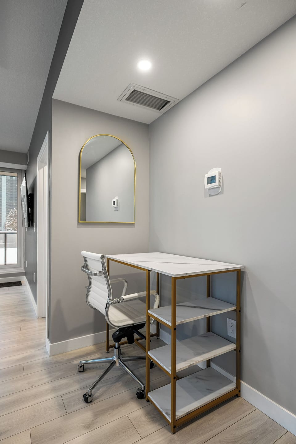 🏒🎶 Steps from Rogers Place
-1–2 minute walk to Rogers Place – home of the Edmonton Oilers, sold-out concerts, and major live events
- No parking stress, no traffic—walk home after games and shows
- Perfect for sports fans & concertgoers 