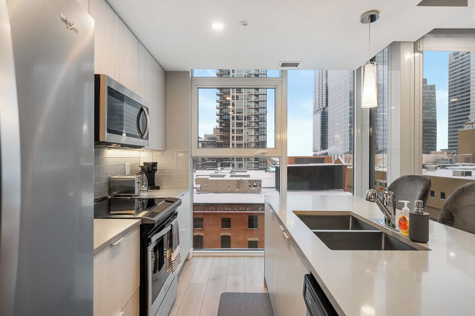 Everything you need is within walking distance:
- Independent cafés and bakeries for morning coffee
- Downtown grocery options and convenience stores
- Edmonton Downtown Farmers Market nearby for local food and treats