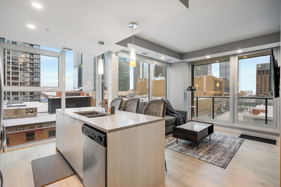 ⭐ Why Guests Love This Area
✔ Walk to Rogers Place & ICE District events
✔ No car required for most stays
✔ Surrounded by dining, nightlife & attractions
✔ Ideal for sports, concerts & festivals
✔ Central, vibrant, and unforgettable