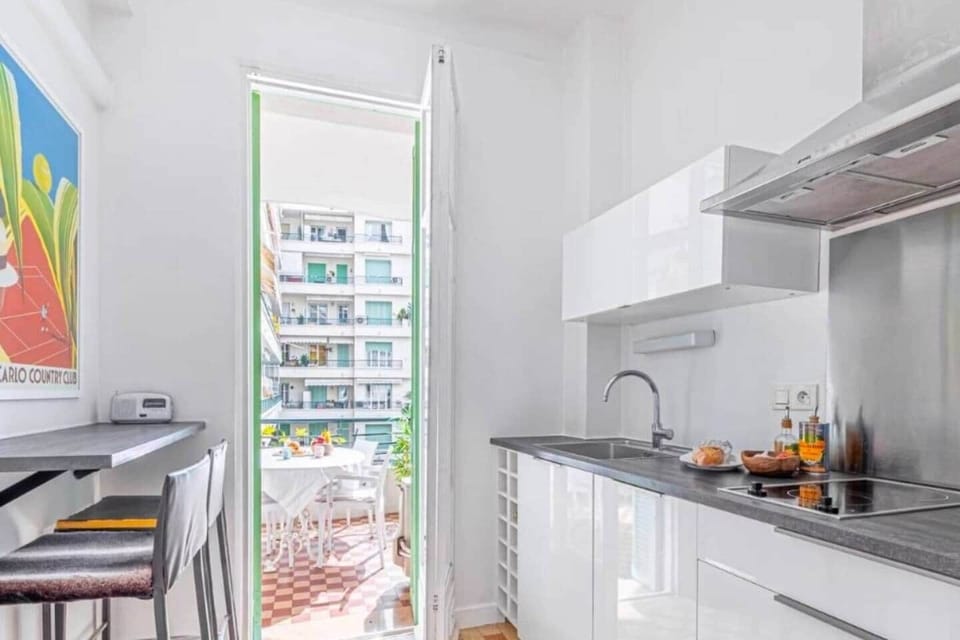 Fully equipped kitchen with access to the balcony