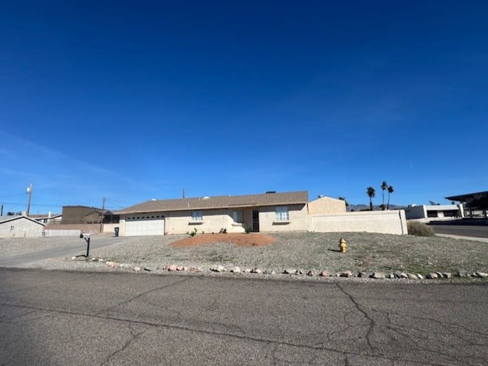Great location with tons of parking 