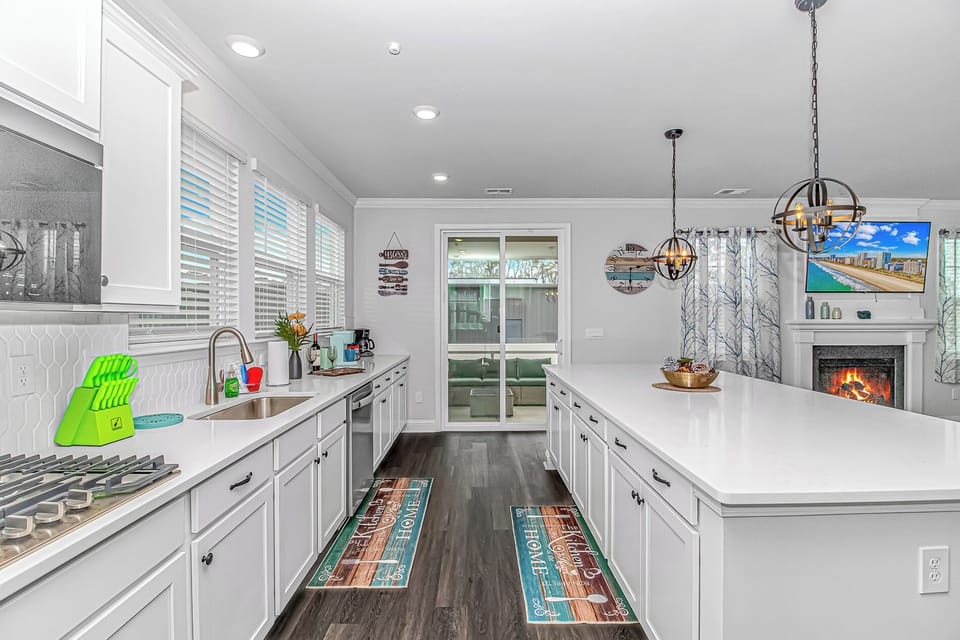 Bright & Stylish Kitchen: Prepare meals with a view in this spacious, well-equipped kitchen!