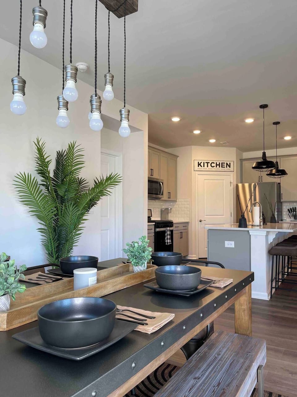 Dining room: large dining table, perfect for family dinners or a game night.