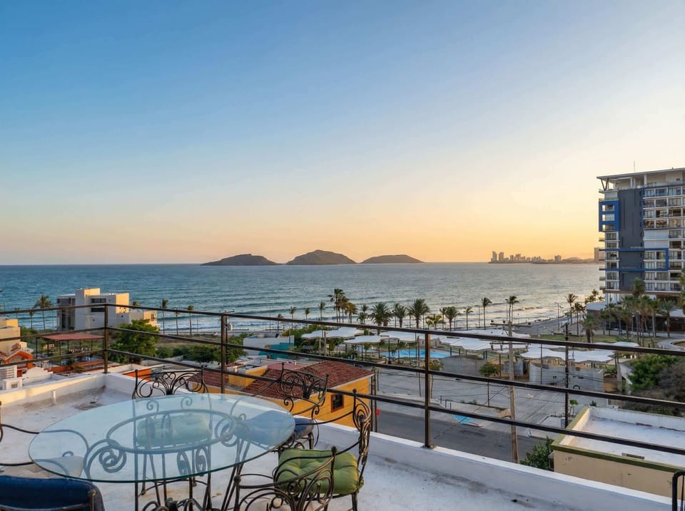 Rooftop compartido con asador y vista al mar. Perfecto para apreciar el atardecer