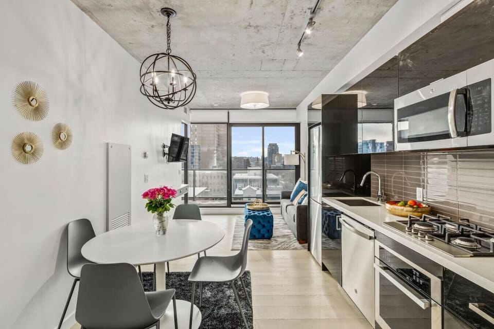 Kitchen equipped with everything needed to prepare a delicious meal.