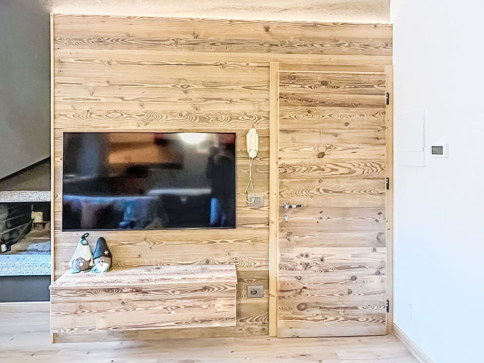 Flooring, Wall, Wood, Floor, Interior Design, Wood Flooring, Furniture, Hardwood, Room, Plank