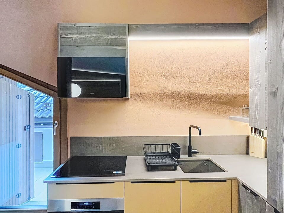 Kitchen, Wall, Countertop, Interior Design, Wood, Flooring, Kitchen Appliance, Ceiling, Major Appliance, Lighting