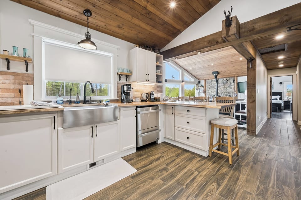 Indulge in a fully-equipped kitchen featuring a conventional oven, industrial dual dishwasher that washes in 20 minutes. Everything you need to prepare delicious meals with ease and convenience.