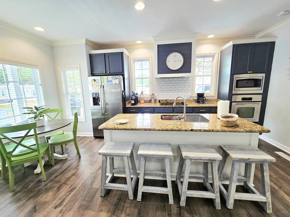 Full Eat-in Kitchen w/ Island