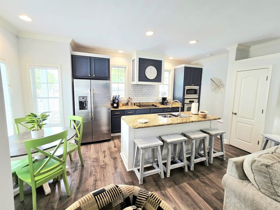 Spacious Full Kitchen w/ Dishwasher & Microwave
