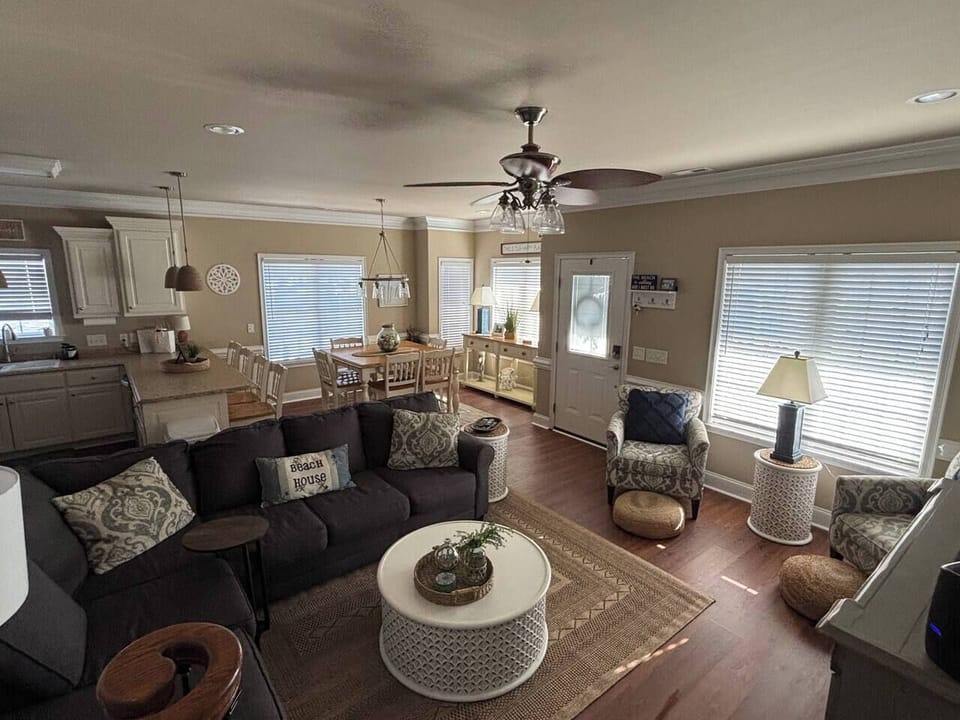 Open Living! Living room, dining room & kitchen area