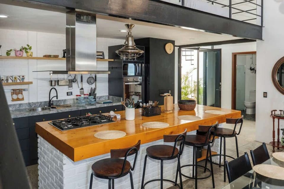 Cocina amplia y funcional, cómoda para cocinar durante la estancia.