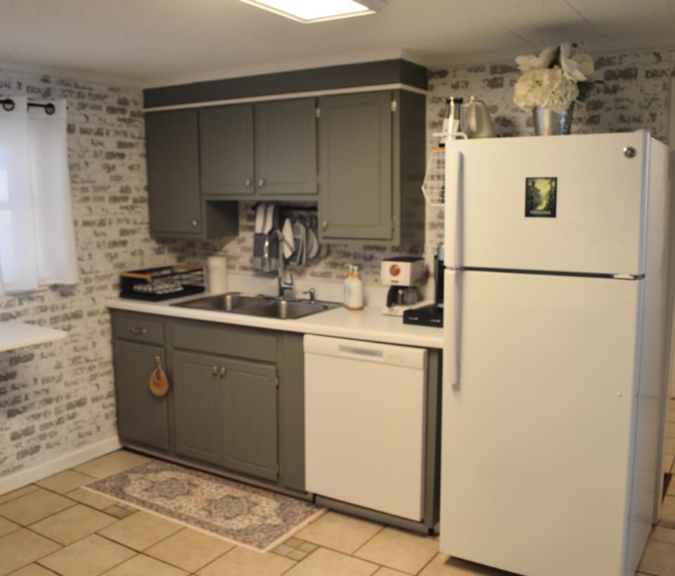 Kitchen - dishwasher