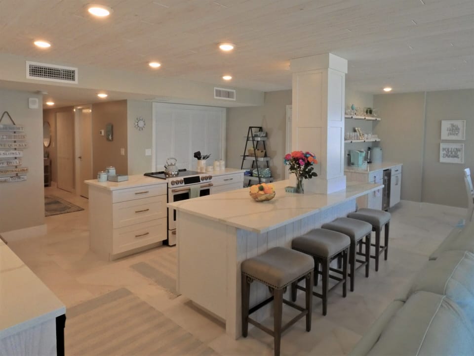 Eat-in kitchen island