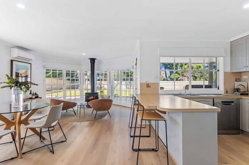 Kitchen & Dining Area