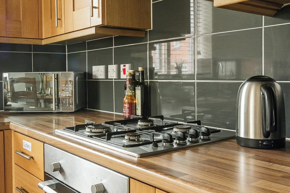 Modern kitchen with hob, kettle and microwave - Long Eaton townhouse