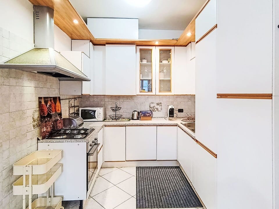 Kitchen Appliance, Kitchen, Countertop, Major Appliance, Cabinetry, Flooring, Interior Design, Wood, Ceiling, Home Appliance