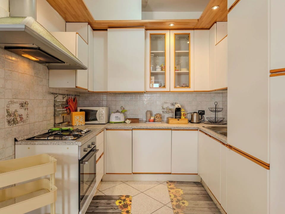 Kitchen Appliance, Kitchen, Countertop, Cabinetry, Major Appliance, Interior Design, Furniture, Wood, Flooring, Home Appliance
