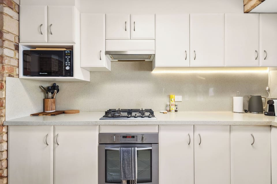 Fully equipped kitchen with gas stove, microwave, oven, coffee machine and toaster